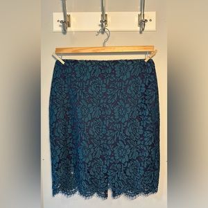 NWT Banana Republic lace pencil skirt. Lined. Back-slit detail. Women’s 10.